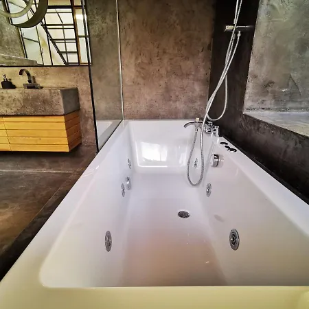 펜션 The Cabrio House- Unique Center Loft With Garden 레메소스